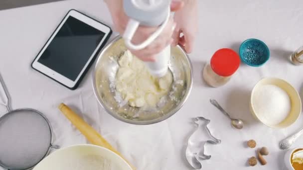 Cocina femenina en la cocina — Vídeos de Stock