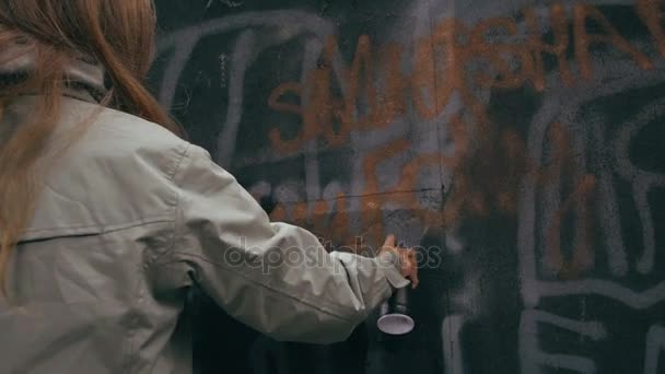 Женщина рисует граффити — стоковое видео