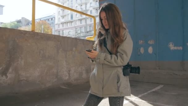 Mujer usando teléfono móvil — Vídeos de Stock