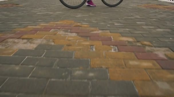 Kobieta z rowerów mocowanych na palach — Wideo stockowe