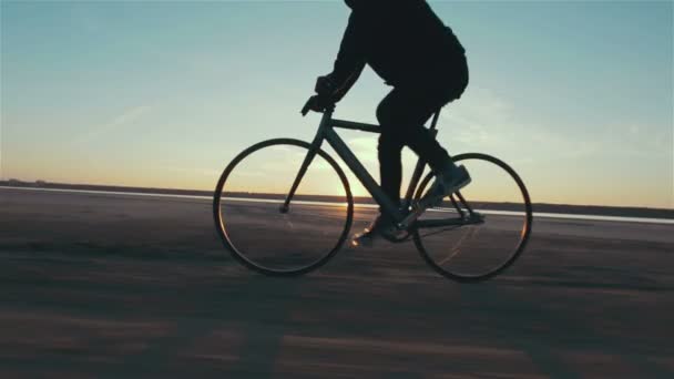 Homem montando na bicicleta de engrenagem fixa — Vídeo de Stock