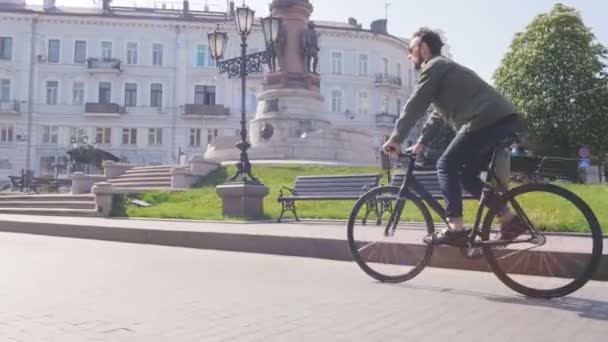 Homme chevauchant sur vélo à engrenages fixes — Video