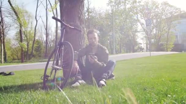 Uomo con bici a scatto fisso — Video Stock