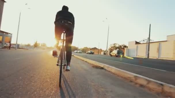 Homme chevauchant sur vélo à engrenages fixes — Video