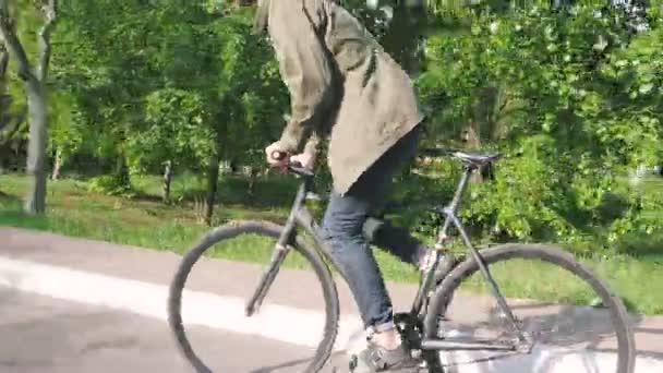 Man rider på fasta redskap cykel — Stockvideo