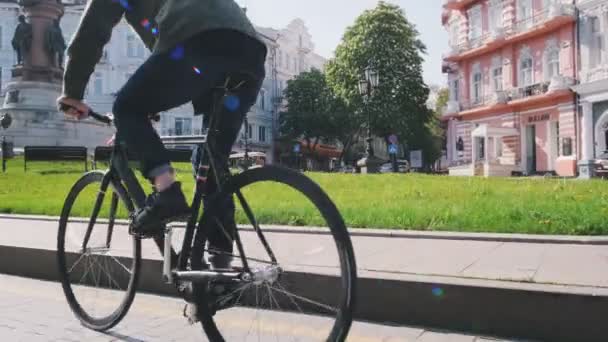 Чоловік їде на фіксованому велосипеді — стокове відео