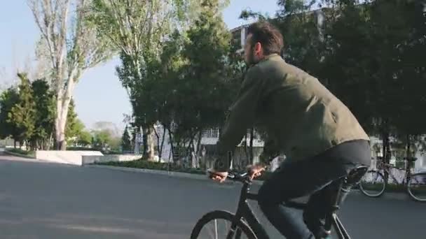 Mann fährt auf Fahrrad mit festem Gang — Stockvideo