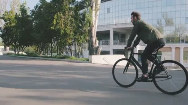 Homme chevauchant sur vélo à engrenages fixes — Video