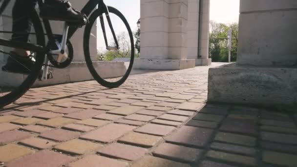 Hombre montando en bicicleta de engranaje fijo — Vídeos de Stock