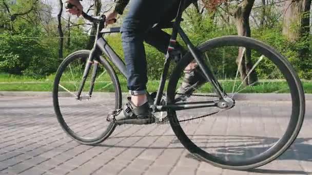 Hombre montando en bicicleta de engranaje fijo — Vídeo de stock