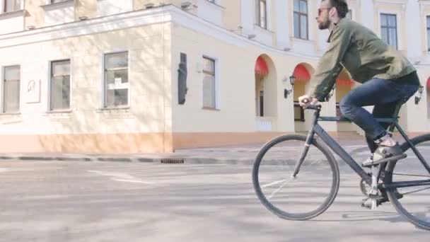 Homem montando na bicicleta de engrenagem fixa — Vídeo de Stock