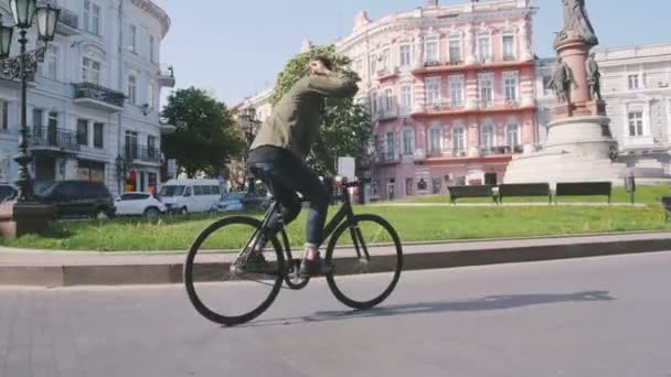 Чоловік їде на фіксованому велосипеді — стокове відео