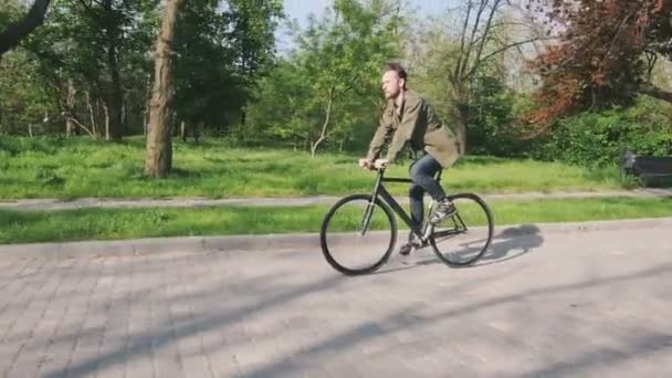 Man riding on fixed gear bike — Stock Video