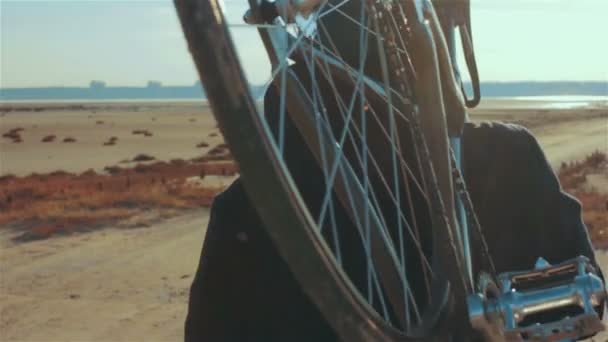 Hombre con bicicleta de engranaje fijo — Vídeo de stock