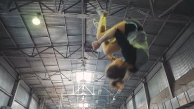 Genç atlet trambolin üzerinde atlama