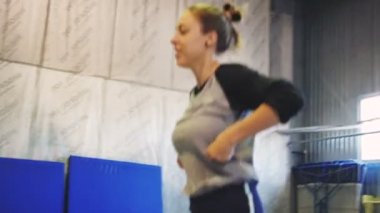 Trambolin üzerinde atlama kadın
