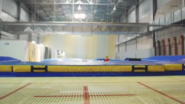 Skoków sportowca na trampolinie — Wideo stockowe