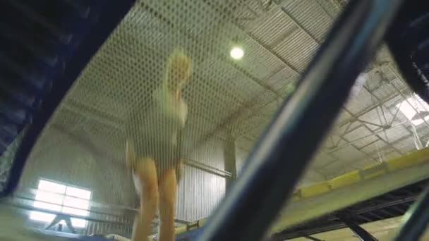 Trambolinde zıplayan bir sporcu — Stok video