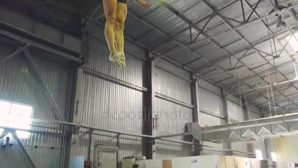 Vrouwelijke springen op de trampoline — Stockvideo