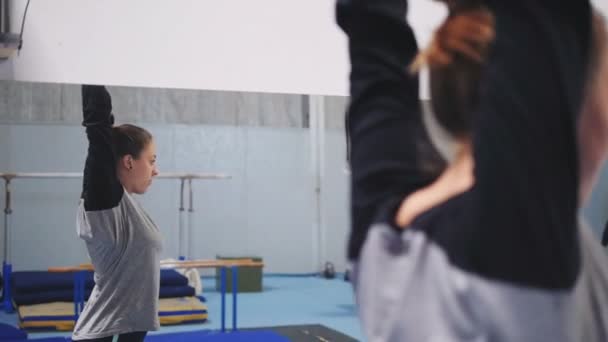 Mujer joven haciendo ejercicios — Vídeos de Stock