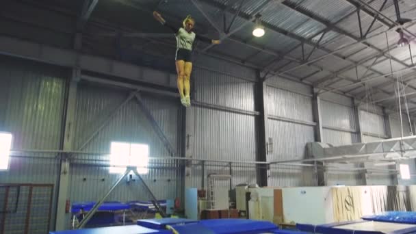 Vrouw springen op de trampoline — Stockvideo