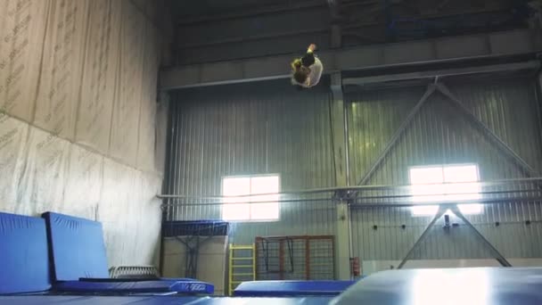 Skoków sportowca na trampolinie — Wideo stockowe