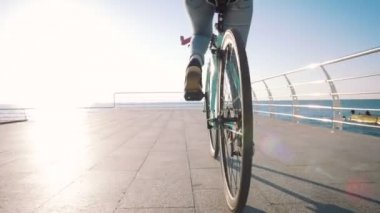 kadın binicilik bisiklet sahil üzerinde