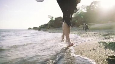 genç kadın ile köpek sahilde