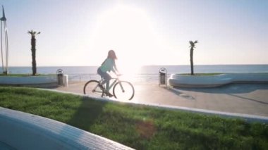 kadın binicilik bisiklet sahil üzerinde