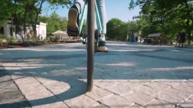 kadın binicilik bisiklet yeşil park