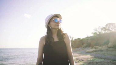 Sahilde siyah elbiseli kadın