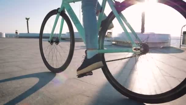 Femme à vélo à engrenages fixes — Video
