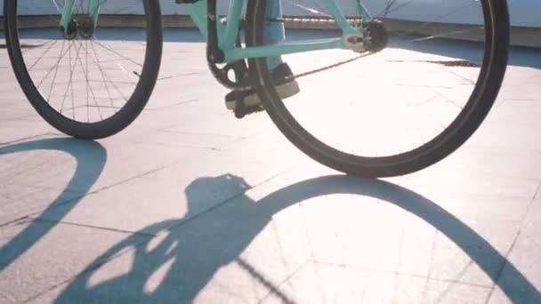 Vrouw rijden fixed gear fiets — Stockvideo