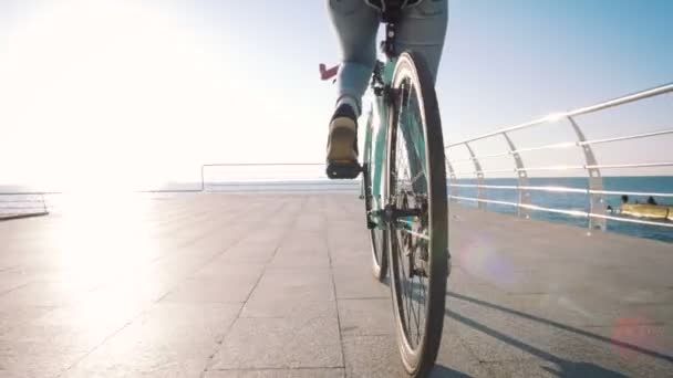 Mujer montar en bicicleta en la costa — Vídeos de Stock