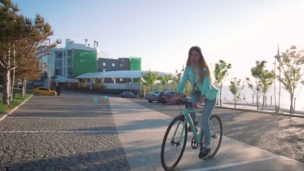 Vrouw rijden fixed gear fiets — Stockvideo