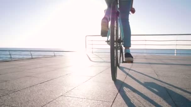Mulher andar de bicicleta no litoral — Vídeo de Stock