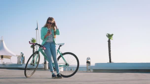 Mulher usando celular no litoral — Vídeo de Stock