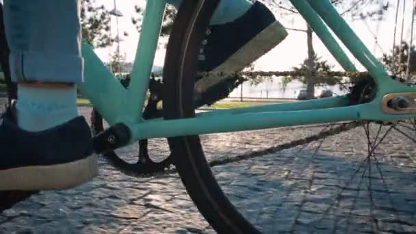 Nő lovaglás kerékpár, tengerpart — Stock videók