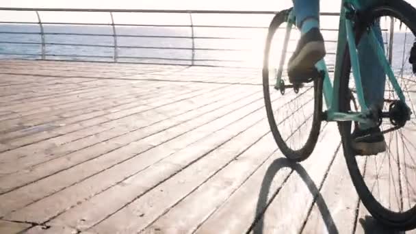 Mulher andar de bicicleta no litoral — Vídeo de Stock