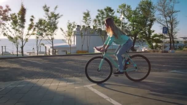 Woman riding bike at green park — Stock Video