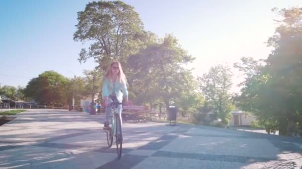Vrouw rijden fixed gear fiets — Stockvideo