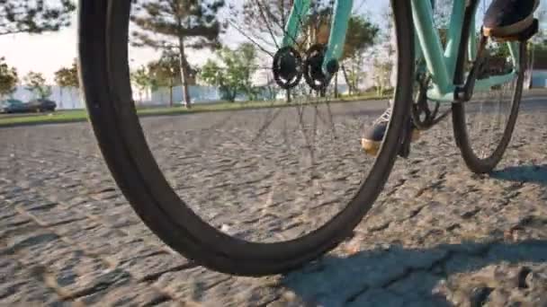 Mulher andar de bicicleta de engrenagem fixa — Vídeo de Stock