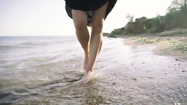 Mujer en vestido negro en la playa — Vídeos de Stock