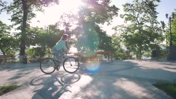 Donna che guida bici a scatto fisso — Video Stock