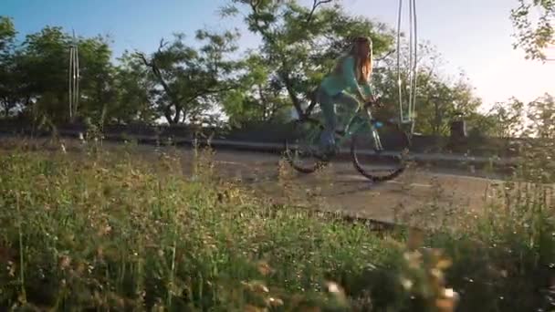 Mujer montar bicicleta de engranaje fijo — Vídeos de Stock