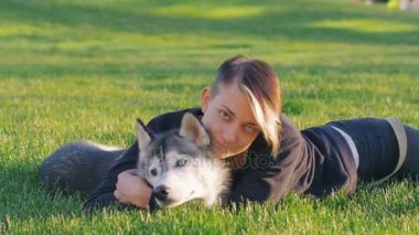 husky köpek kadınla hipster