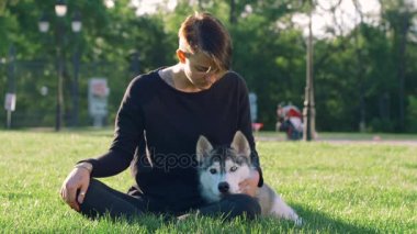 husky köpek kadınla hipster