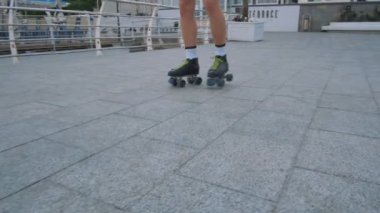 adam ile dört tekerlekli paten