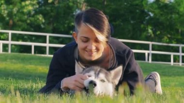 Sibirya husky köpek kadınla