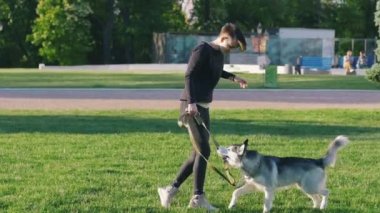 Sibirya husky köpek kadınla